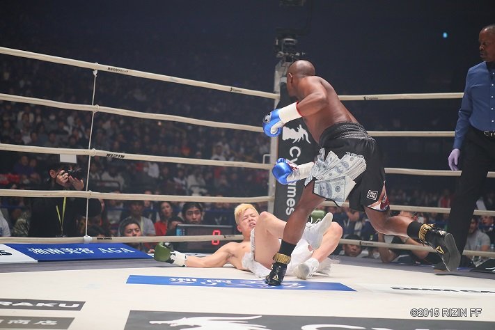 Floyd Mayweather knocks down Tenshin Nasukawa at RIZIN 14
