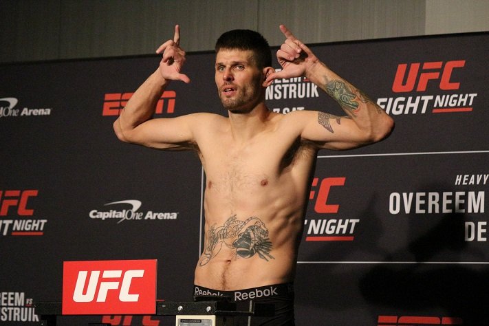 Vie fjerne roterende UFC Austin's Tim Means Gives Thoughts on Kevin Holland's Hands, Mouth