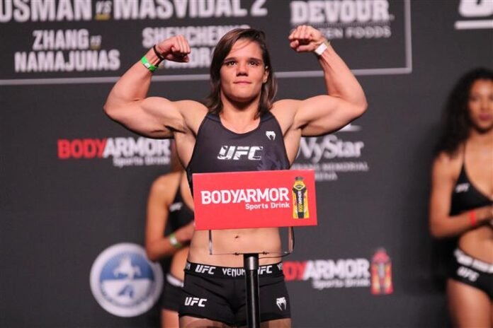 Ariane Carnelossi, UFC 261