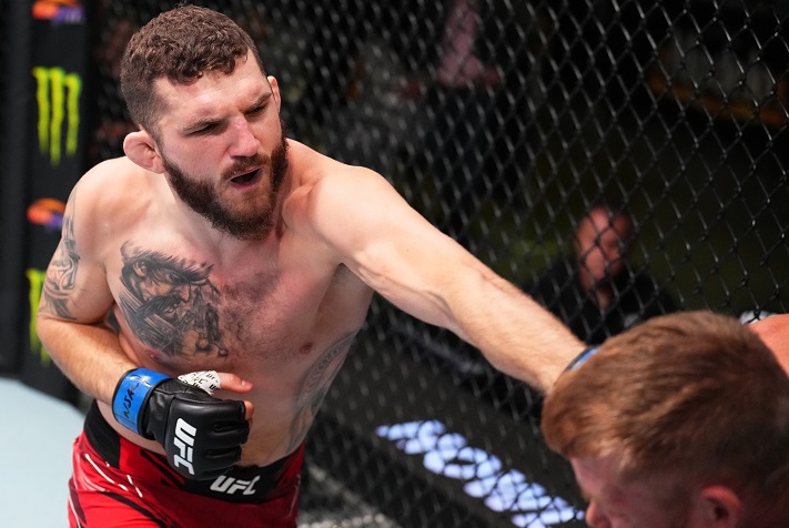 Michał Oleksiejczuk Drops, Bloodies Sam Alvey Early in Middleweight Debut