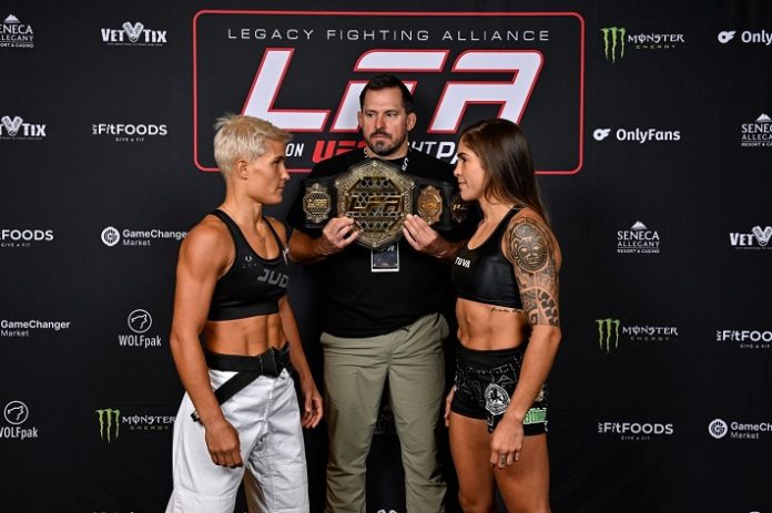 Natasha Kuziutina and Bruna Ellen, LFA 189