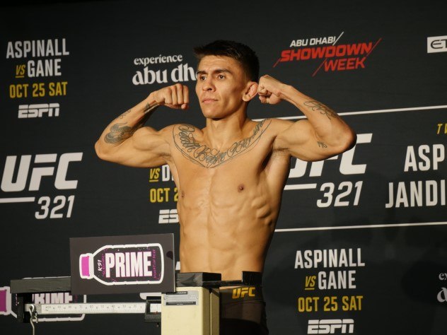 P1060271 Mario Bautista UFC